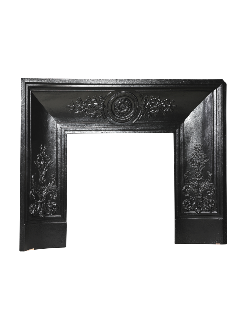 Maison Leon Van den Bogaert Gusseiserner Kamin-Innenrahmen mit Rosette und Blattwerk — 129 cm