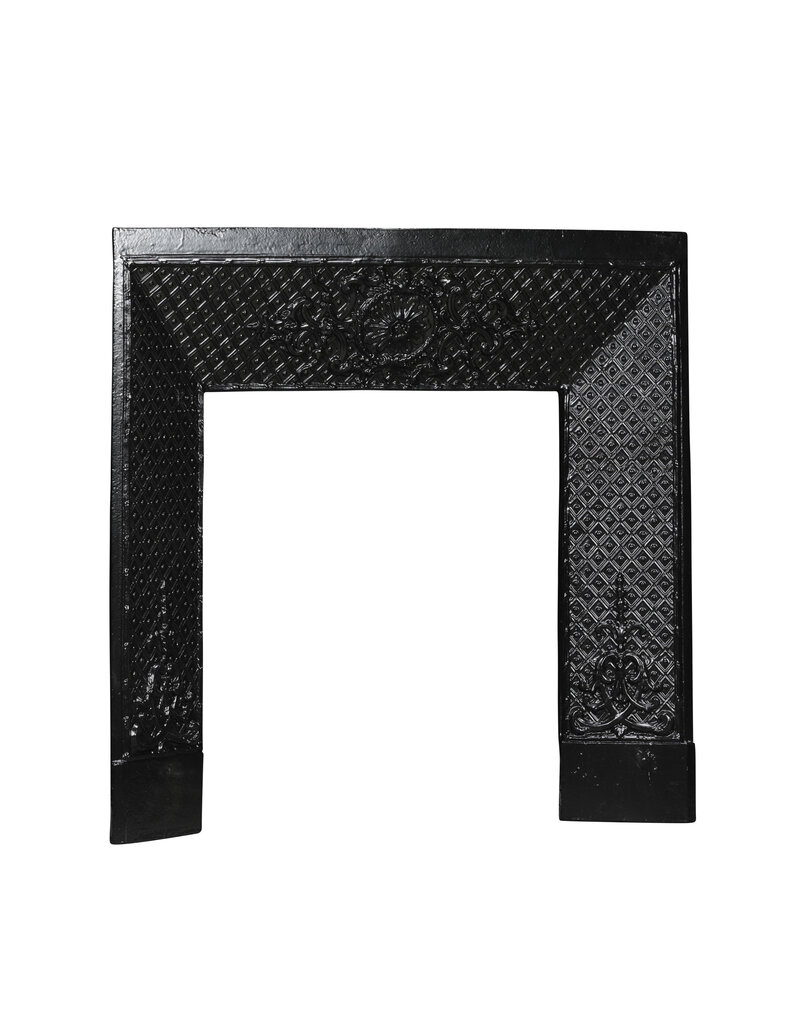 Maison Leon Van den Bogaert Alter Kamininnenrahmen aus Gusseisen mit Blütenrosette – 86 cm
