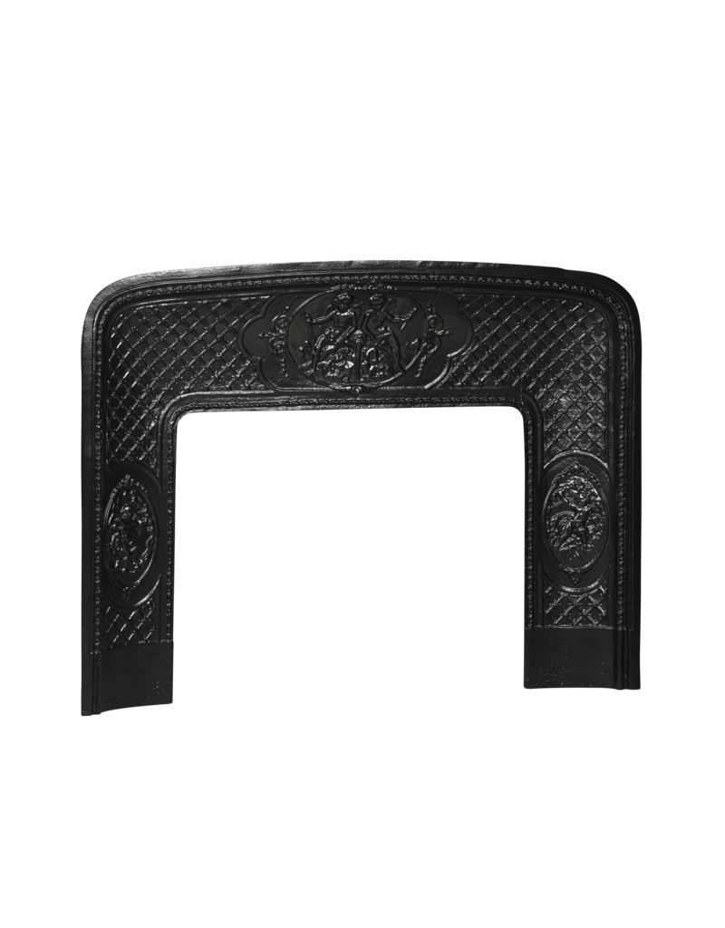 Maison Leon Van den Bogaert Alter Kamininnenrahmen aus Gusseisen mit Puttenmedaillons – 118 cm