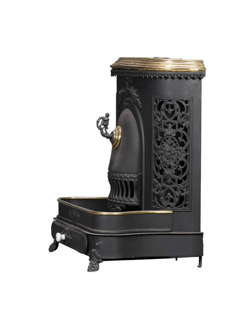 Maison Leon Van den Bogaert Decoratieve antieke gietijzeren kachel met messing rand, florale ornamenten en aslade