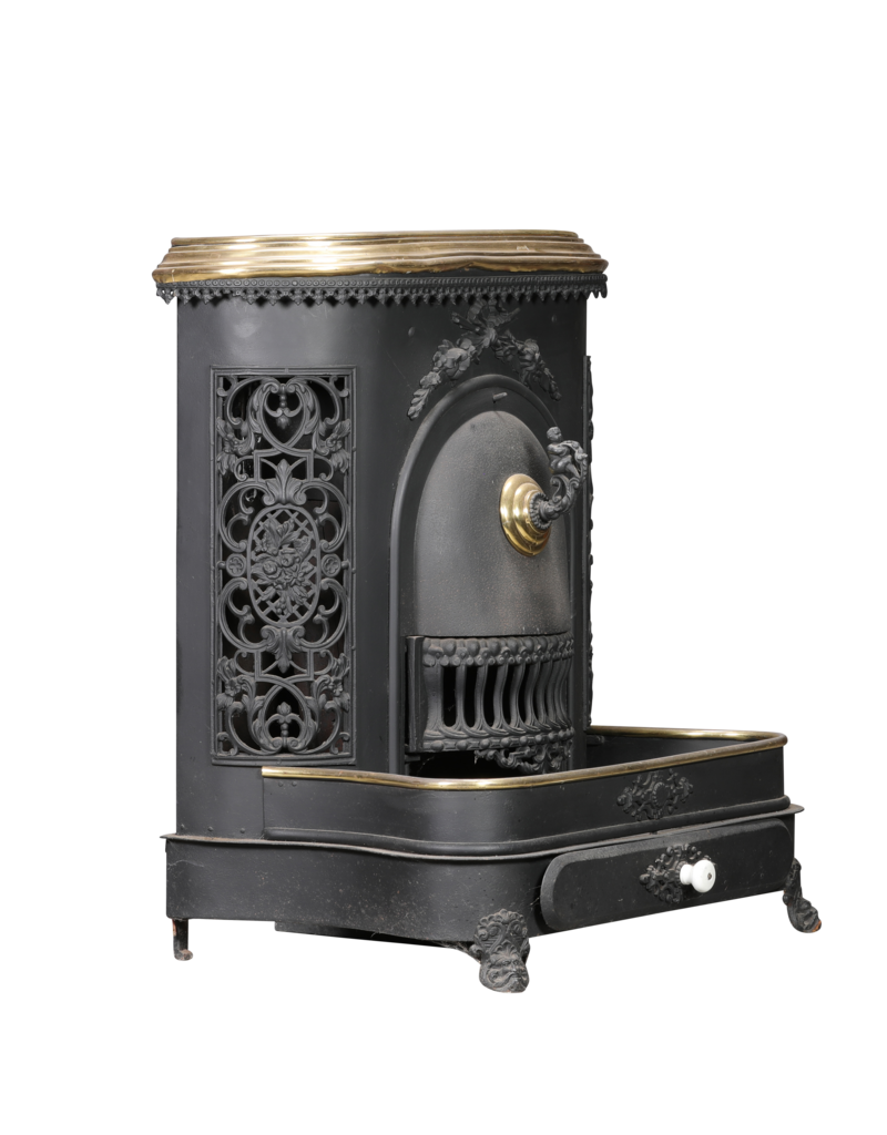 Maison Leon Van den Bogaert Dekorativer antiker Gusseisenofen mit Messing, floralen Ornamenten und Ascheschublade