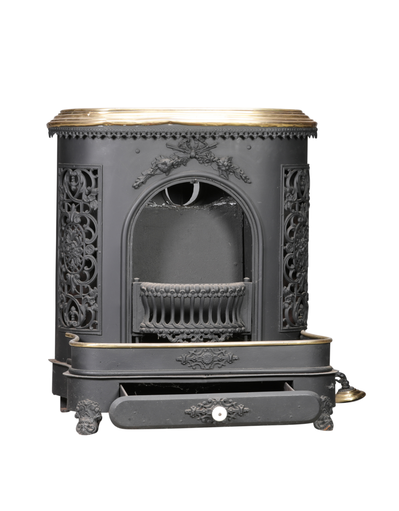 Maison Leon Van den Bogaert Decoratieve antieke gietijzeren kachel met messing rand, florale ornamenten en aslade