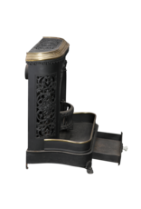 Maison Leon Van den Bogaert Decoratieve antieke gietijzeren kachel met messing rand, florale ornamenten en aslade