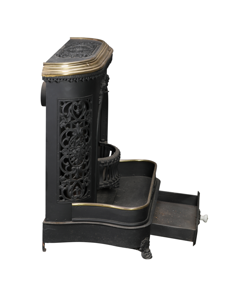 Maison Leon Van den Bogaert Decoratieve antieke gietijzeren kachel met messing rand, florale ornamenten en aslade