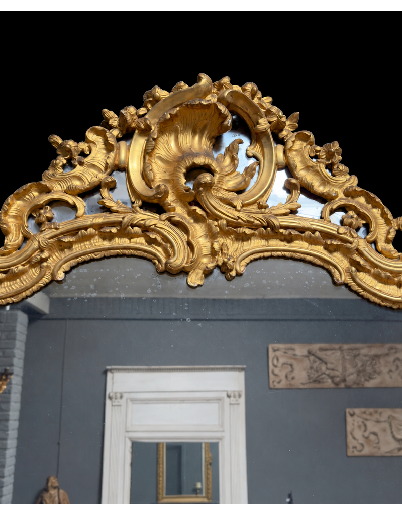 Maison Leon Van den Bogaert Antiker französischer Régence-Spiegel aus vergoldetem Holz mit Originalglas, Rocaille-Schnitzerei und warmer Goldpatina