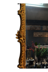 Maison Leon Van den Bogaert Antiker französischer Régence-Spiegel aus vergoldetem Holz mit Originalglas, Rocaille-Schnitzerei und warmer Goldpatina