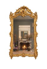 Maison Leon Van den Bogaert Antiker französischer Régence-Spiegel aus vergoldetem Holz mit Originalglas, Rocaille-Schnitzerei und warmer Goldpatina