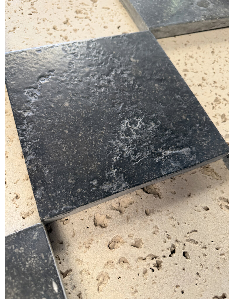 Maison Leon Van den Bogaert Belgische blauwe hardstenen vloertegel – geborsteld 20 x 20 cm