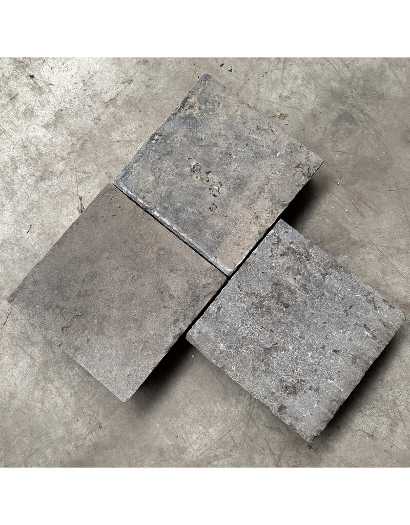 Maison Leon Van den Bogaert Antike belgische Blausteinplatten 38 cm x 38 cm – mit gehauenen Kanten und schöner Verwitterung
