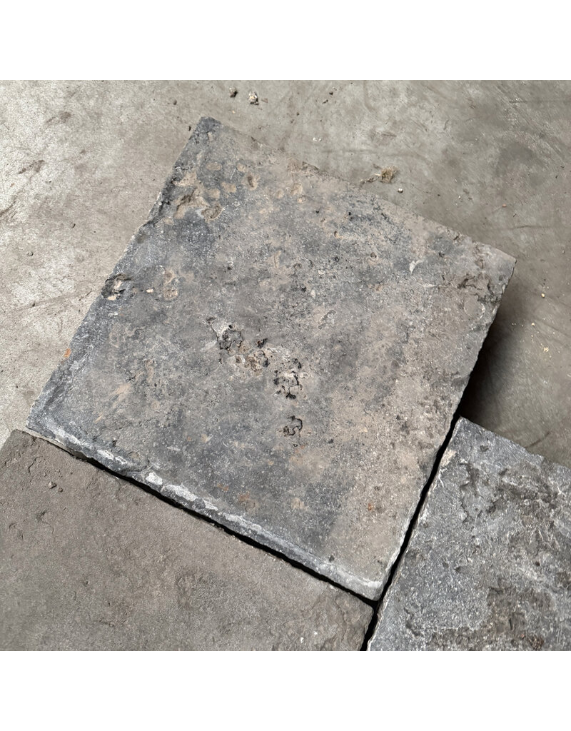 Maison Leon Van den Bogaert Antieke Belgische blauwe hardsteen tegels 38 cm x 38 cm – gekapte zijkanten en mooie verwering