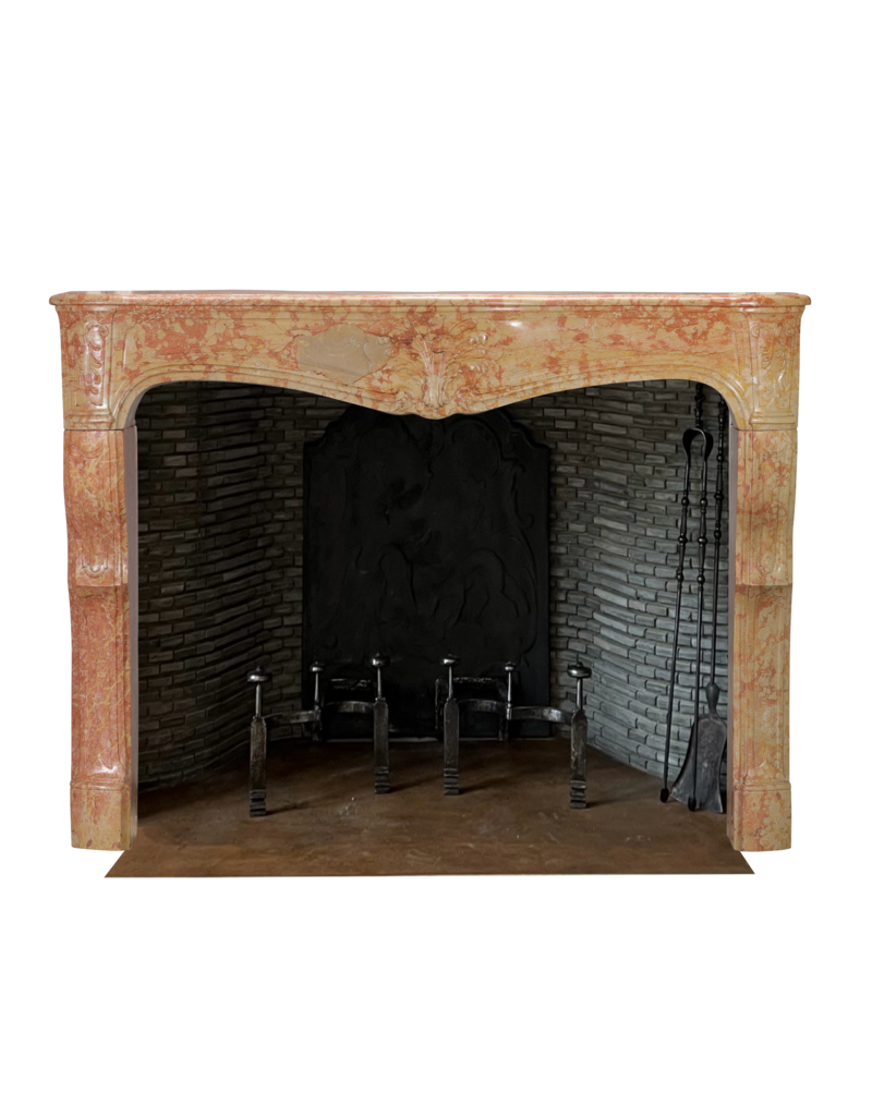 Encadrement de cheminée Régence du XVIIIe siècle en pierre de Bourgogne – ancienne cheminée d'angle aux jambages sculptés
