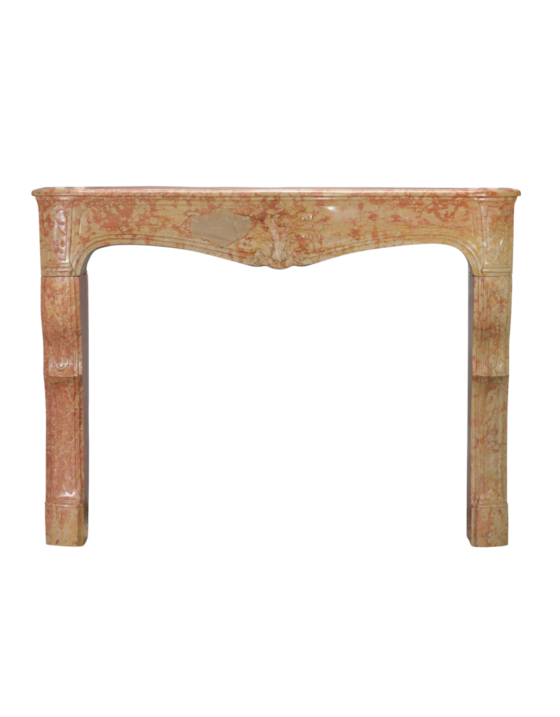 18e-eeuwse Franse Régence schouw in Bourgondische natuursteen – originele hoekschouw met sculpturale stijlen, 155,5 cm breed