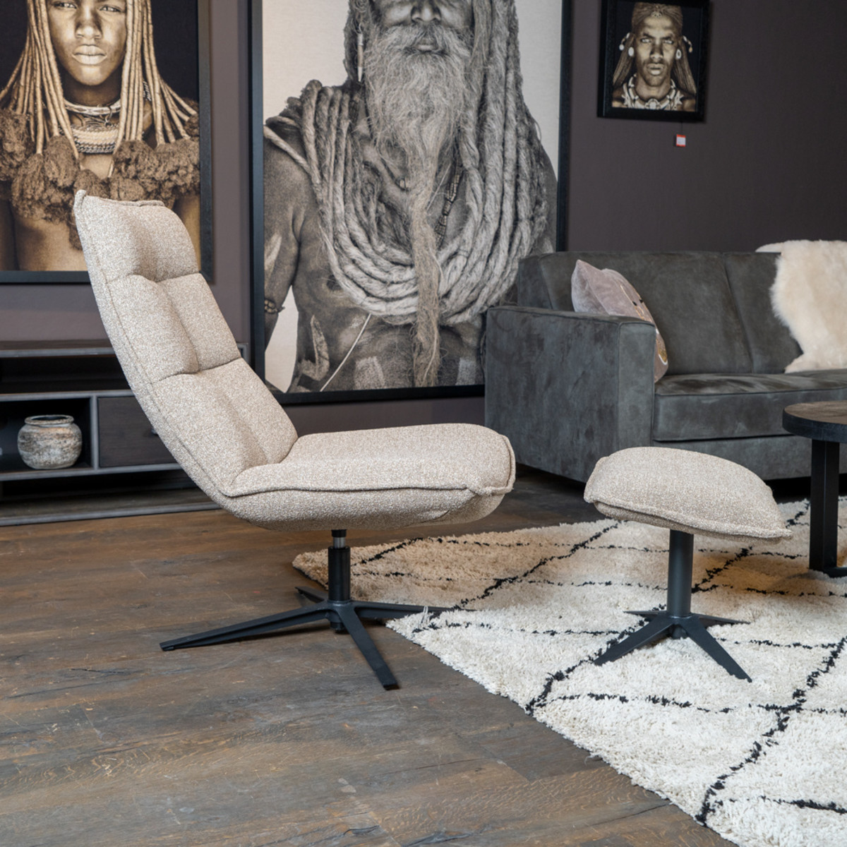 pakket album Tien jaar Bouclé fauteuil met hocker Wenny beige - Livin24!