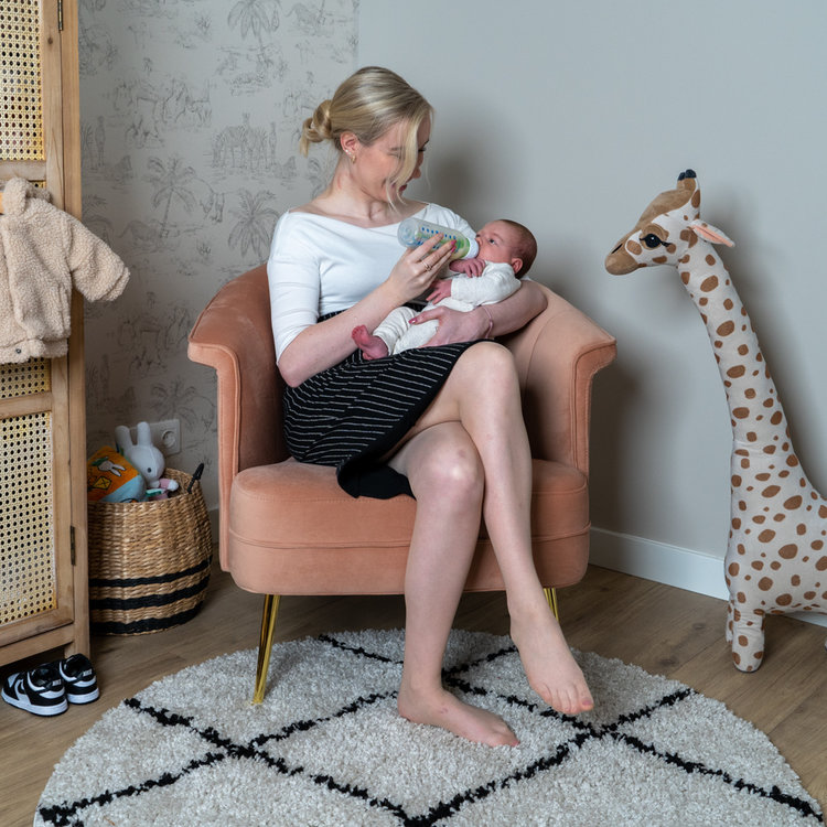 Stoel babykamer Amy velvet roze