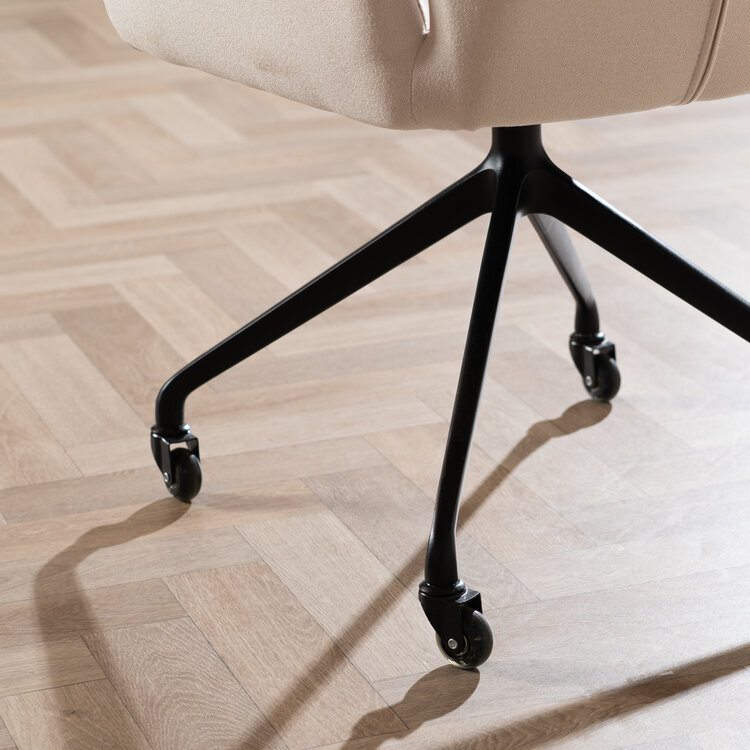 Scandinavische eetkamerstoel op wieltjes Runa gerecyclede stof off white