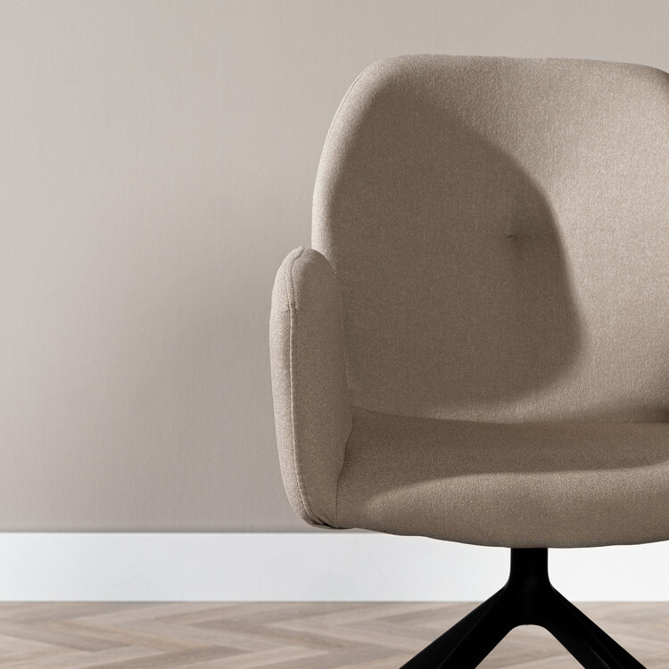 Scandinavische eetkamerstoel op wieltjes Runa gerecyclede stof taupe