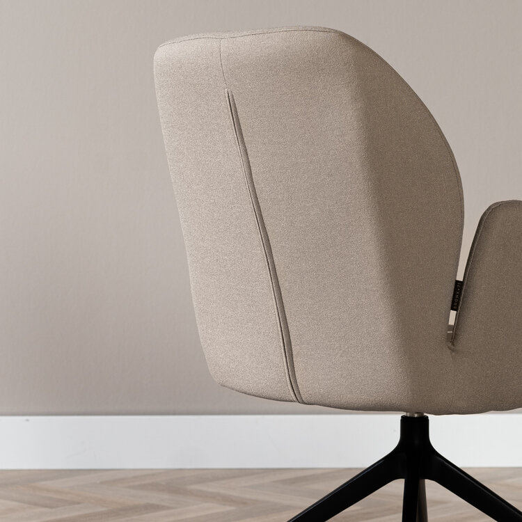 Scandinavische eetkamerstoel op wieltjes Runa gerecyclede stof taupe