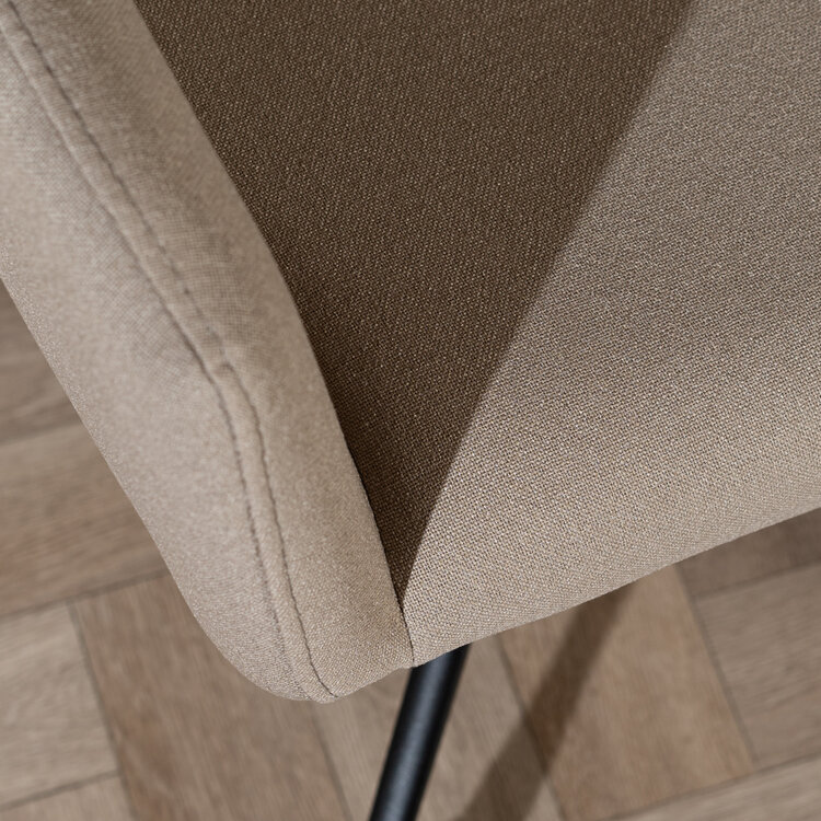 Scandinavische eetkamerstoel op wieltjes Runa gerecyclede stof taupe