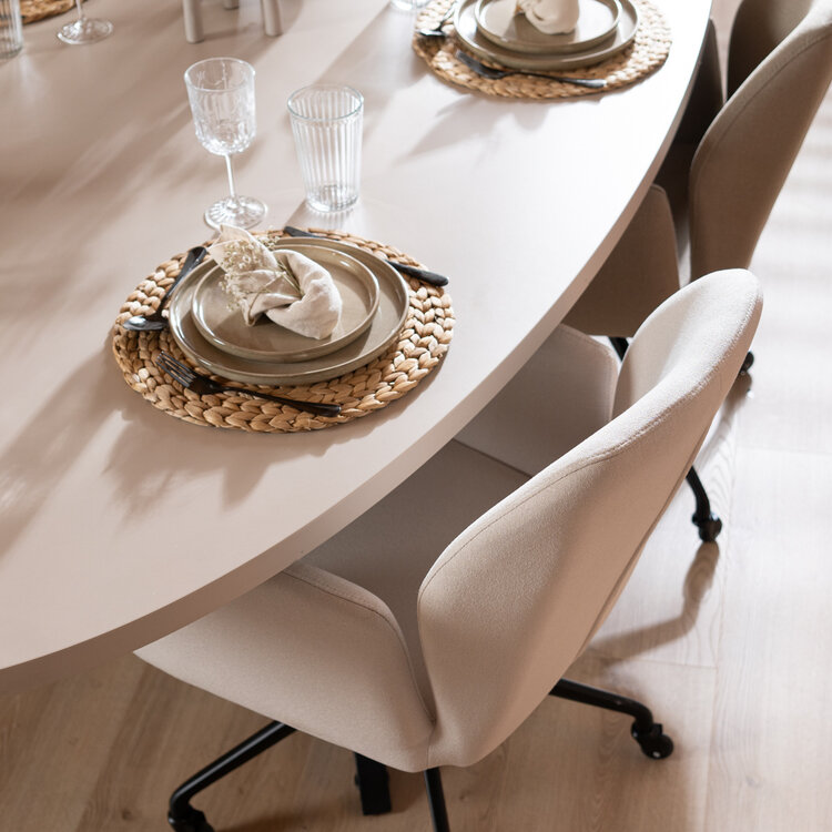 Scandinavische eetkamerstoel op wieltjes Runa gerecyclede stof off white