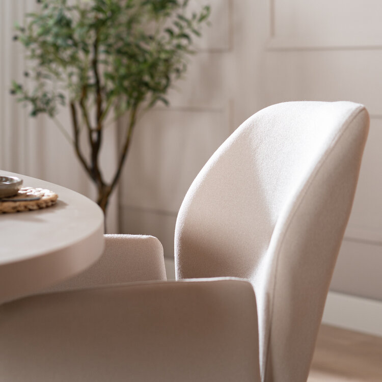 Scandinavische eetkamerstoel op wieltjes Runa gerecyclede stof off white