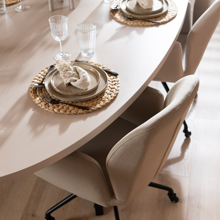 Scandinavische eetkamerstoel op wieltjes Runa gerecyclede stof taupe