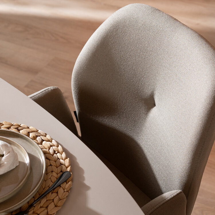 Scandinavische eetkamerstoel op wieltjes Runa gerecyclede stof taupe