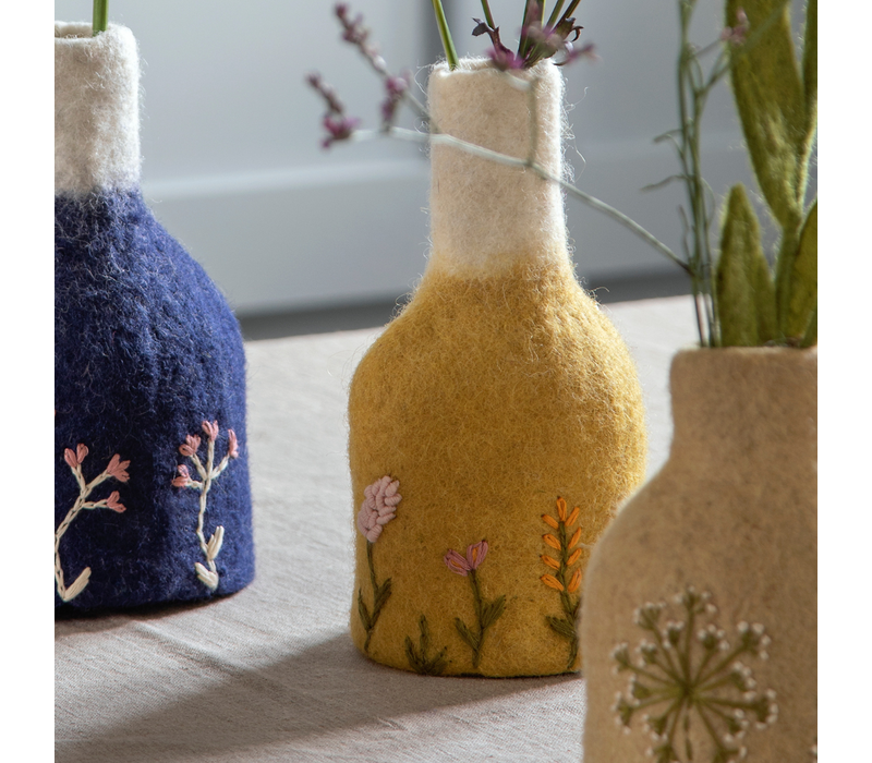 Gry & Sif - Vase Ochre/White with Embroidery incl. Glass