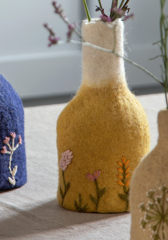 Gry & Sif - Vase Dark Blue/White with Embroidery incl. Glass