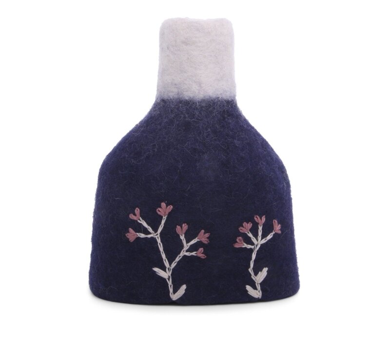 Gry & Sif - Vase Dark Blue/White with Embroidery incl. Glass