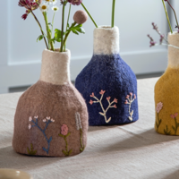 Gry & Sif - Vase Lavender/White with Embroidery incl. Glass