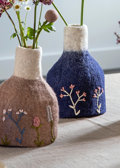 Gry & Sif Vase Lavender/White with Embroidery incl. Glass - Gry & Sif