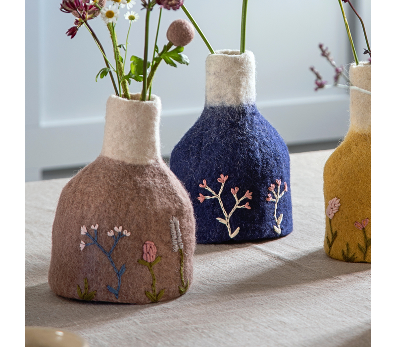 Gry & Sif - Vase Lavender/White with Embroidery incl. Glass