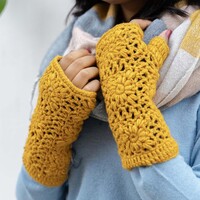 Sjaal met een Verhaal - Handwarmers Granny Square Okergeel