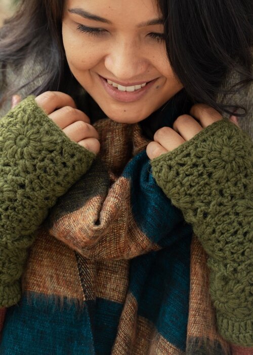 Sjaal met Verhaal Handwarmers Granny Square Legergroen - Sjaal met een Verhaal