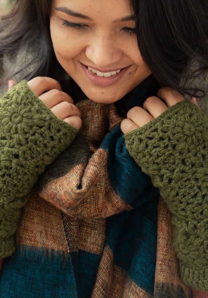 Sjaal met een Verhaal - Handwarmers Granny Square Legergroen