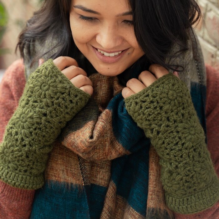 Sjaal met een Verhaal - Handwarmers Granny Square Legergroen