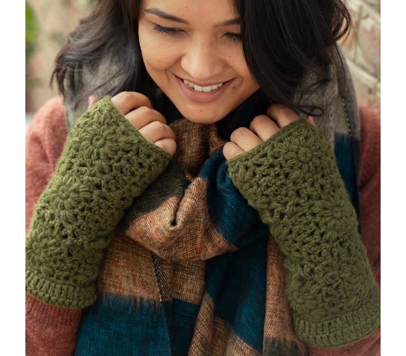 Sjaal met een Verhaal - Handwarmers Granny Square Legergroen