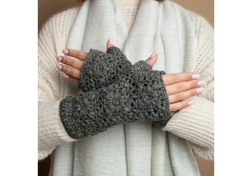 Sjaal met Verhaal Handwarmers Granny Square Taupe - Sjaal met een Verhaal