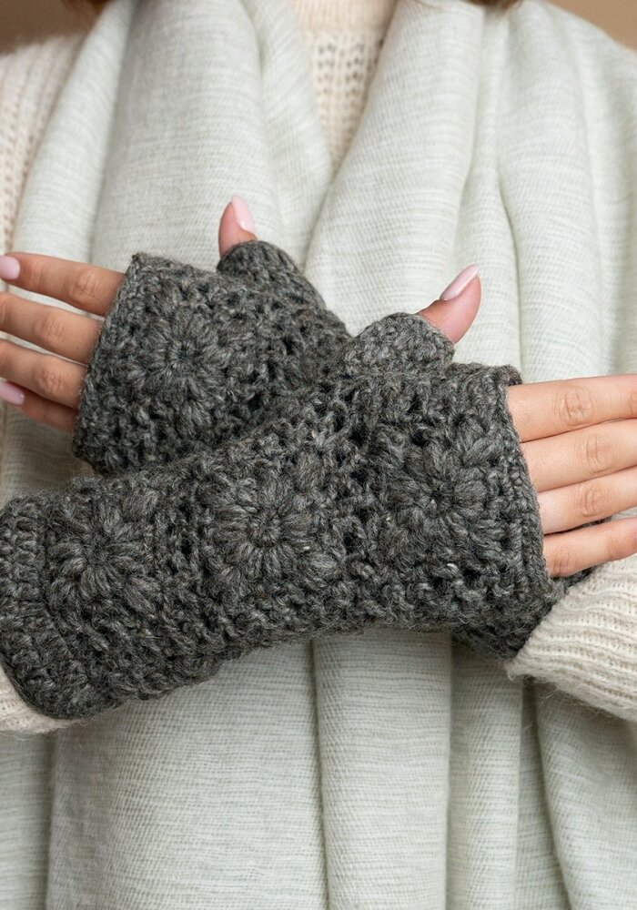 Sjaal met een Verhaal - Handwarmers Granny Square Taupe