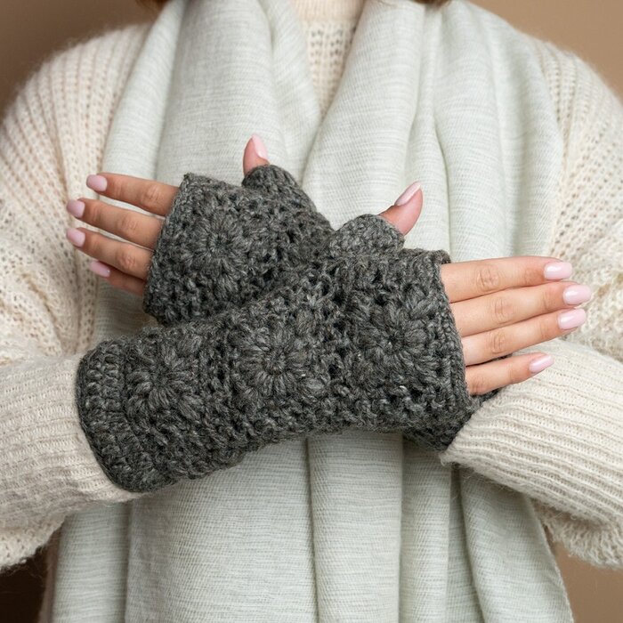 Sjaal met een Verhaal - Handwarmers Granny Square Taupe