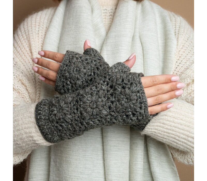 Sjaal met een Verhaal - Handwarmers Granny Square Taupe