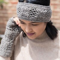 Sjaal met een Verhaal - Handwarmers Granny Square Taupe