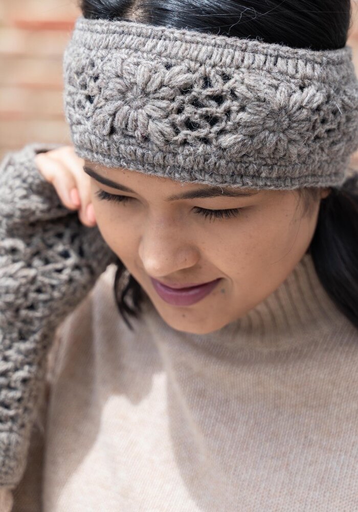 Sjaal met een Verhaal - Handwarmers Granny Square Taupe