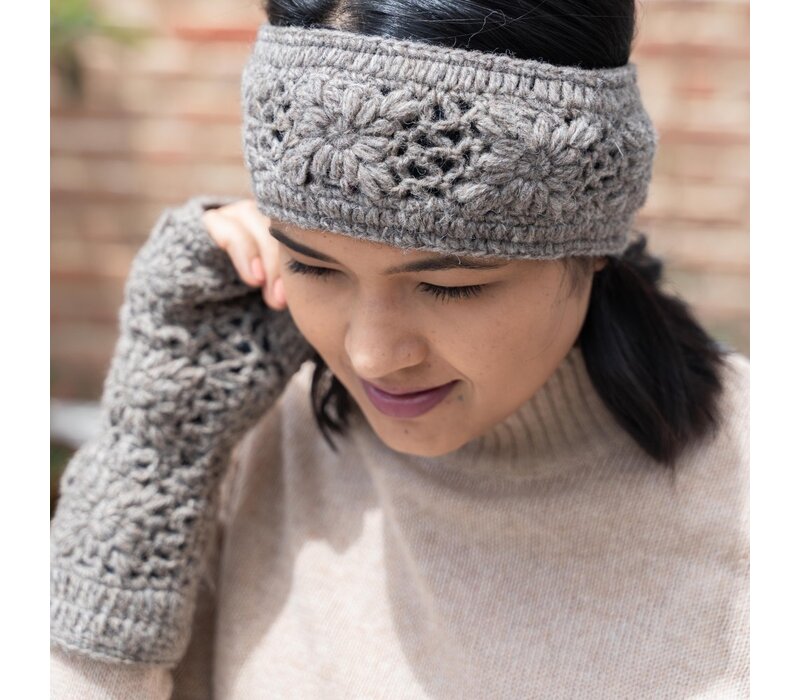 Sjaal met een Verhaal - Handwarmers Granny Square Taupe