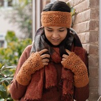 Sjaal met een Verhaal - Handwarmers Cognac