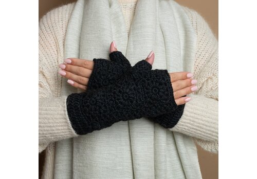 Sjaal met Verhaal Handwarmers Granny Square Zwart - Sjaal met een Verhaal