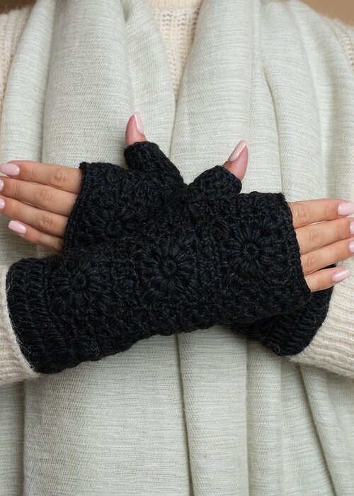 Sjaal met Verhaal Handwarmers Granny Square Zwart - Sjaal met een Verhaal
