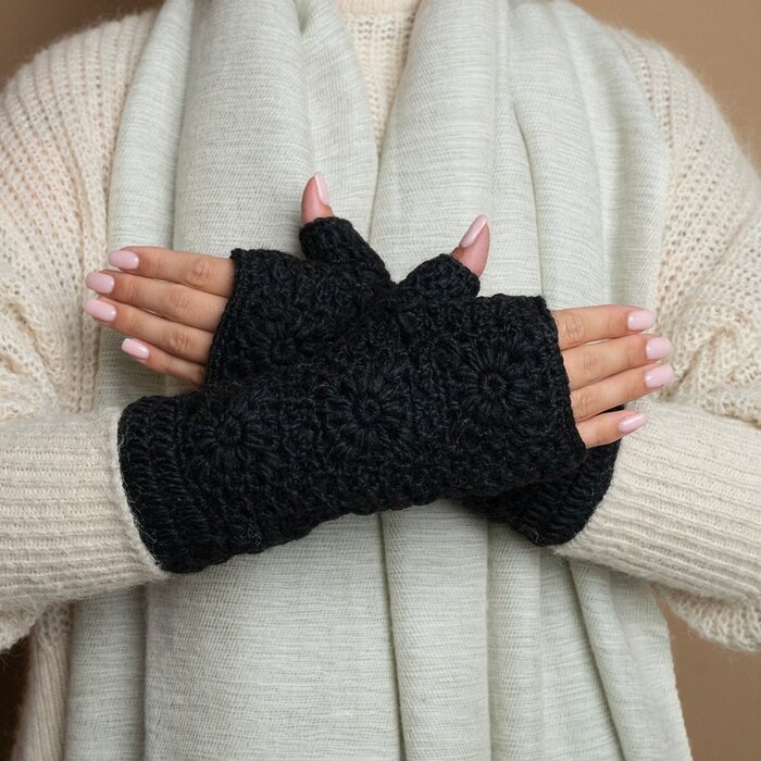 Sjaal met Verhaal Handwarmers Granny Square Zwart - Sjaal met een Verhaal