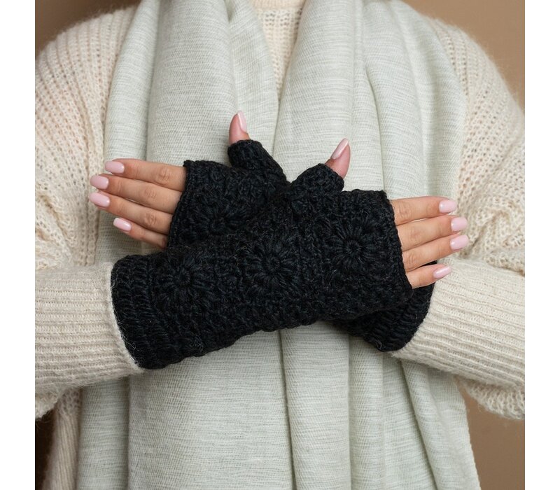 Sjaal met een Verhaal - Handwarmers Granny Square Zwart