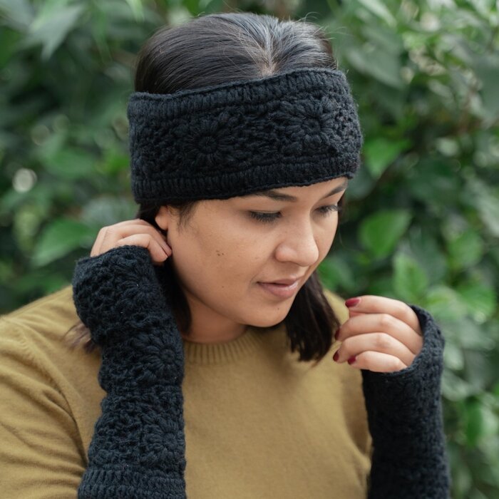 Sjaal met een Verhaal - Handwarmers Granny Square Zwart